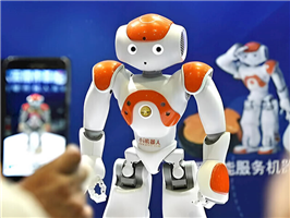 智能机器人是一种集成多种先进技术的机械设备，具备感知、决策和执行能力，能够模仿或执行人类的行为和任务