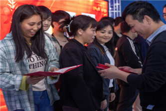 把员工当作企业宝贵的财富，企业文化以人为本，注重员工的成长和发展